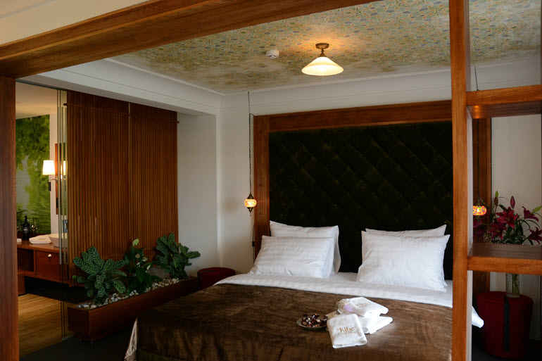 Emina room